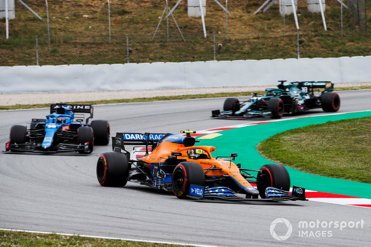 Lando Norris, McLaren MCL35M, Fernando Alonso, Alpine A521, e Lance Stroll, Aston Martin AMR21