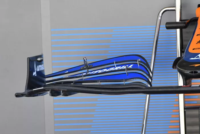 Detalle del ala frontal del McLaren MCL35M 