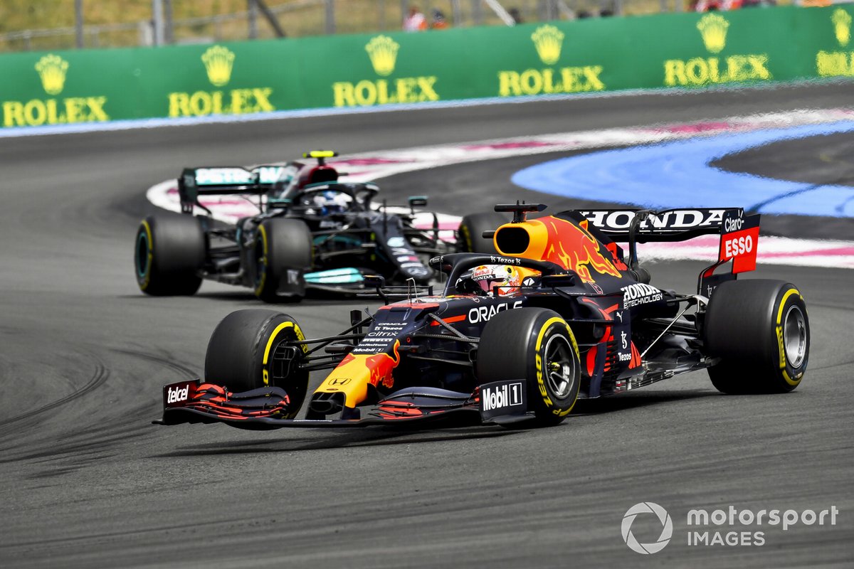 Max Verstappen, Red Bull Racing RB16B , Valtteri Bottas, Mercedes W12