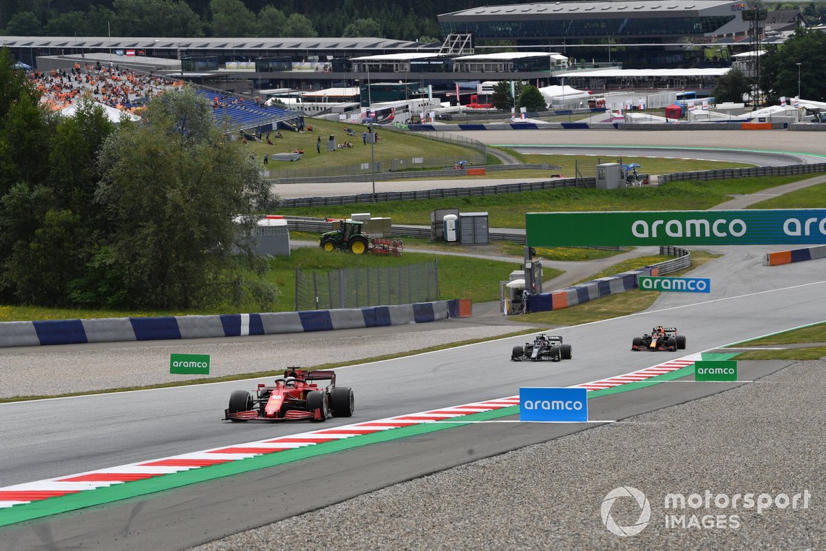 Charles Leclerc, Ferrari SF21, Yuki Tsunoda, AlphaTauri AT02, e Max Verstappen, Red Bull Racing RB16B