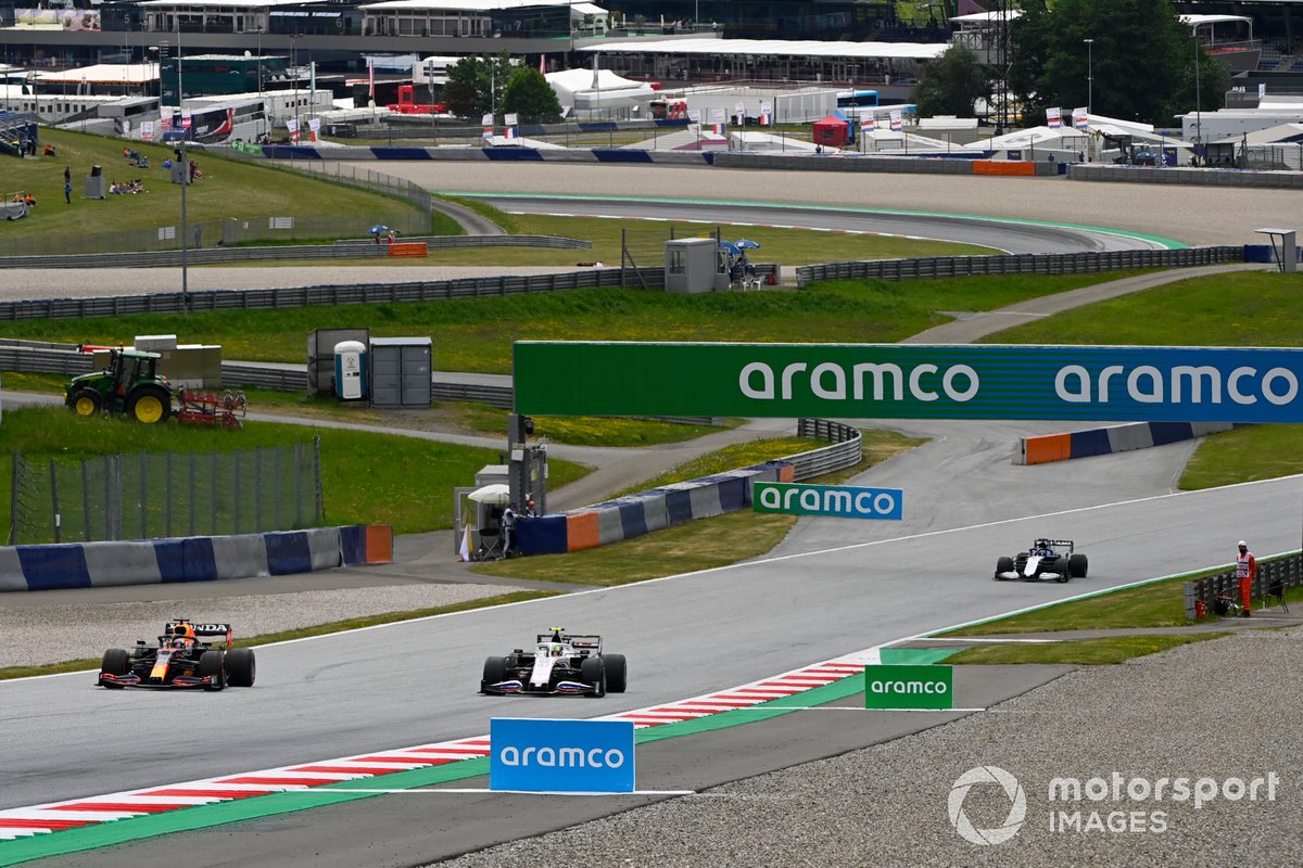 Max Verstappen, Red Bull Racing RB16B, Mick Schumacher, Haas VF-21, e Roy Nissany, collaudatore, Williams FW43B
