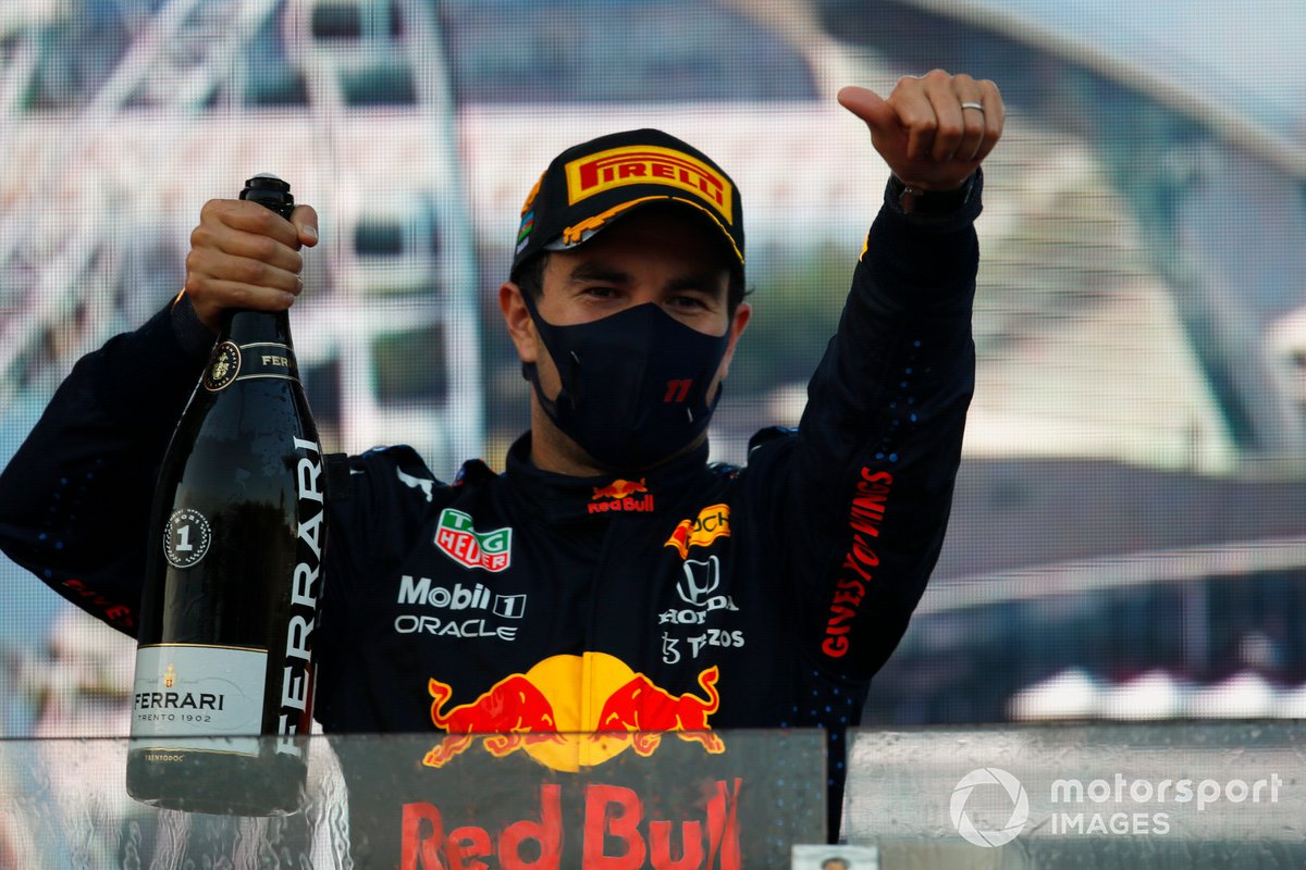 Podio: ganador de la carrera Sergio Pérez, Red Bull Racing
