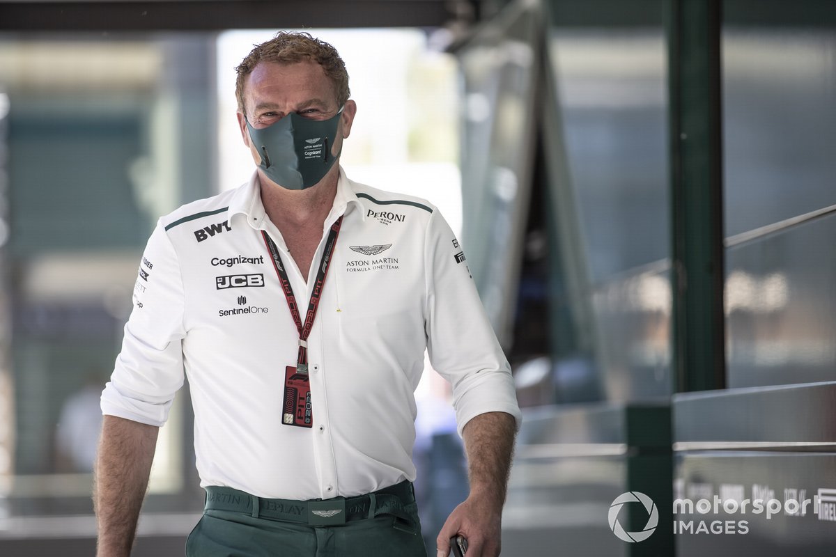 Un miembro del equipo Aston Martin en los pits