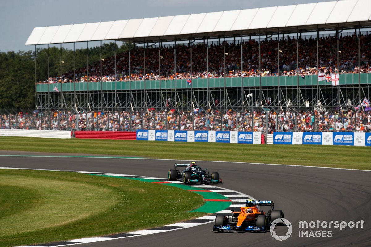 Lando Norris, McLaren MCL35M, Valtteri Bottas, Mercedes W12