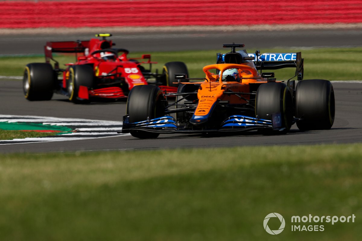 Daniel Ricciardo, McLaren MCL35M, Carlos Sainz Jr., Ferrari SF21