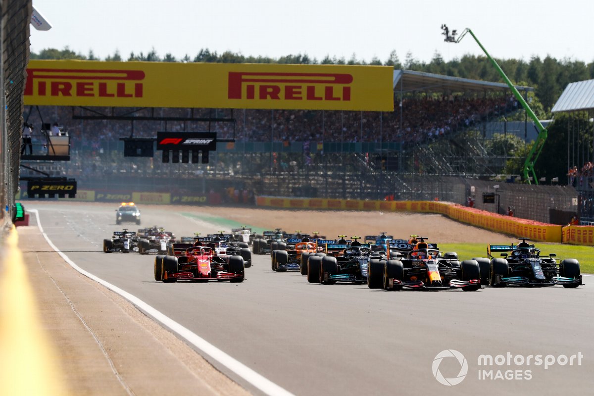 Max Verstappen, Red Bull Racing RB16B, Lewis Hamilton, Mercedes W12, Valtteri Bottas, Mercedes W12, Charles Leclerc, Ferrari SF21, and the rest of the field at the start