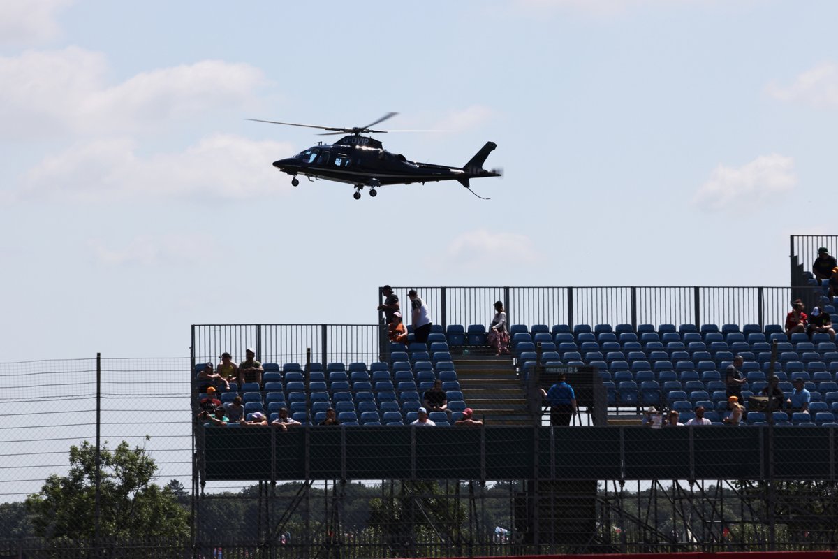 Un helicóptero Agusta A109E Power aterriza en el circuito