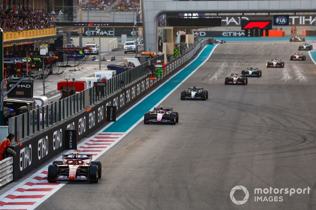 Carlos Sainz, Ferrari SF-24, Pierre Gasly, Alpine A524, George Russell, Mercedes F1 W15