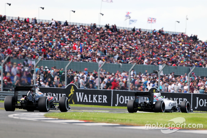 Alonso celebró poder pelear con otros equipos. Entre ellos, con Williams. Persiguiendo a Massa se salió de pista, y ahí murieron todas sus opciones de puntuar. Fue 13º.