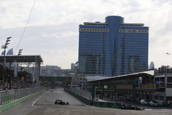 Fernando Alonso, McLaren MP4-31 y Jenson Button, McLaren MP4-31