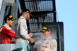 Podio: il vinciotre Nico Rosberg, Mercedes AMG F1 Team, secondo Lewis Hamilton, Mercedes AMG F1 Team