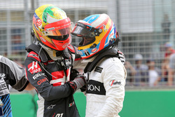 Esteban Gutierrez, Haas F1 Team et Fernando Alonso, McLaren