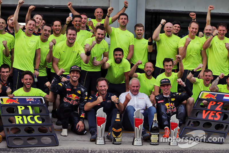 Il vincitore della gara Daniel Ricciardo, Red Bull Racing festeggia con il compagno di squadra Max V