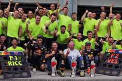 Sieger Daniel Ricciardo, Red Bull Racing; 2. Max Verstappen, Red Bull Racing, Dr Helmut Marko, Red B