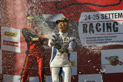 Il vincitore di Gara 3 Marino Sato, Vincenzo Sospiri Racing festeggia sul podio
