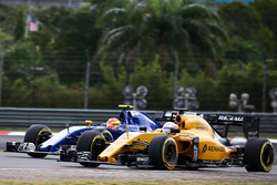 Kevin Magnussen, Renault Sport F1 Team RS16 et Felipe Nasr, Sauber C35