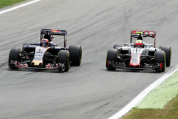 Даниил Квят, Scuderia Toro Rosso STR11 и Эстебан Гутьеррес, Haas F1 Team VF-16 - борьба за позицию