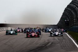 Start: Scott Dixon, Chip Ganassi Racing Chevrolet leads