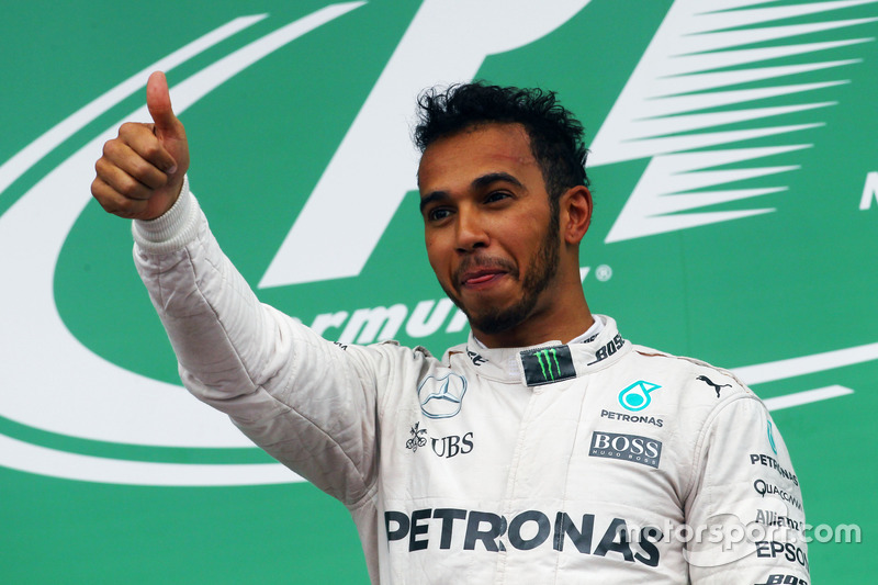 Yarış galibi Lewis Hamilton, Mercedes AMG F1 podyumda