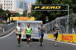 Jenson Button, McLaren Honda, und Stoffel Vandoorne, McLaren F1 Team