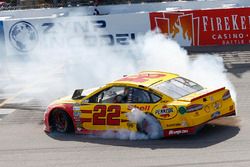 Le vainqueur Joey Logano, Team Penske Ford