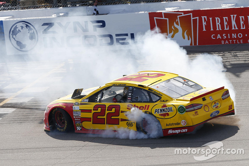 Sieger Joey Logano, Team Penske, Ford