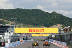 Daniel Ricciardo, Red Bull Racing RB12 en Kevin Magnussen, Renault Sport F1 Team RS16
