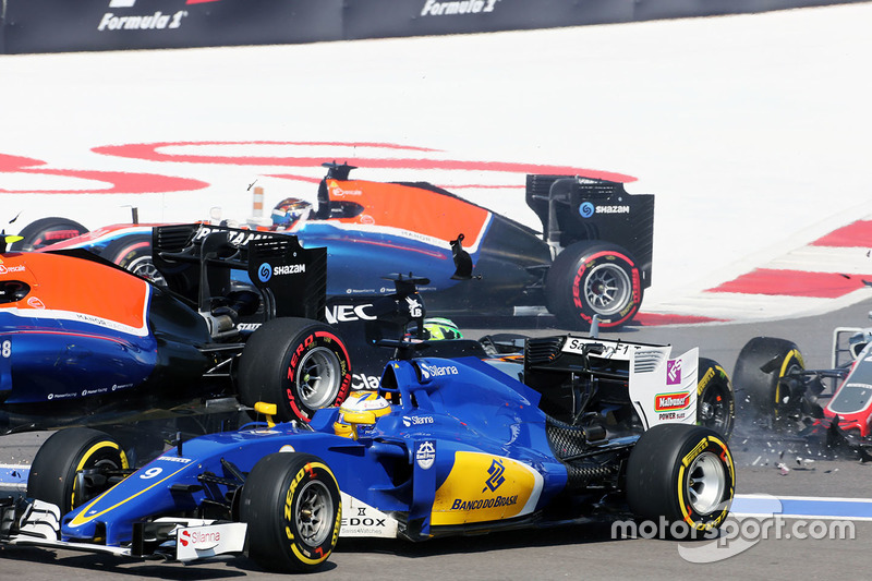 Marcus Ericsson, Sauber C35, crasht in der ersten Kurve