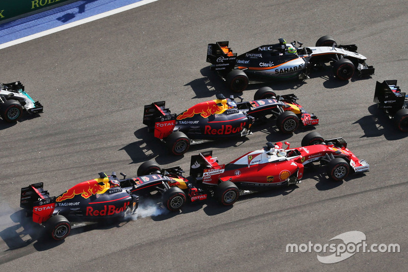 Daniil Kvyat, Red Bull Racing RB12 crashes into Sebastian Vettel, Ferrari SF16-H at the start