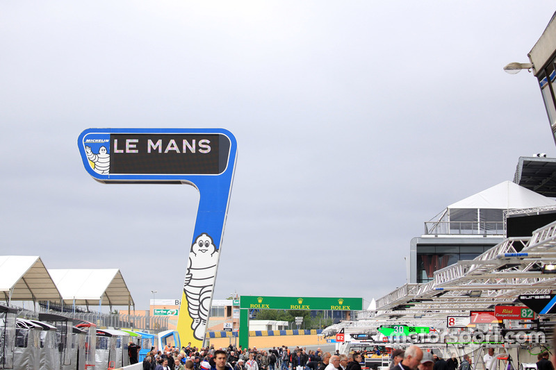 L'ambiance dans la voie des stands