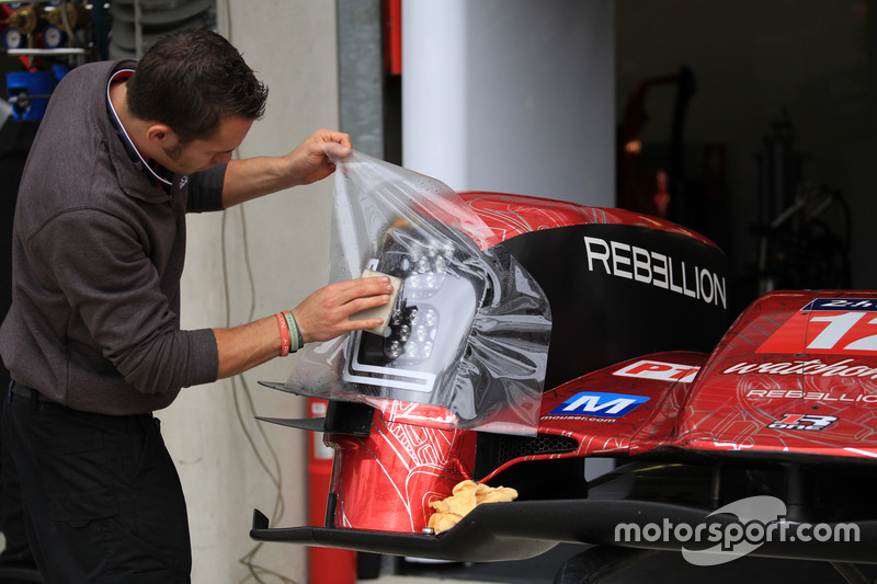 Un mécanicien de Rebellion Racing au travail