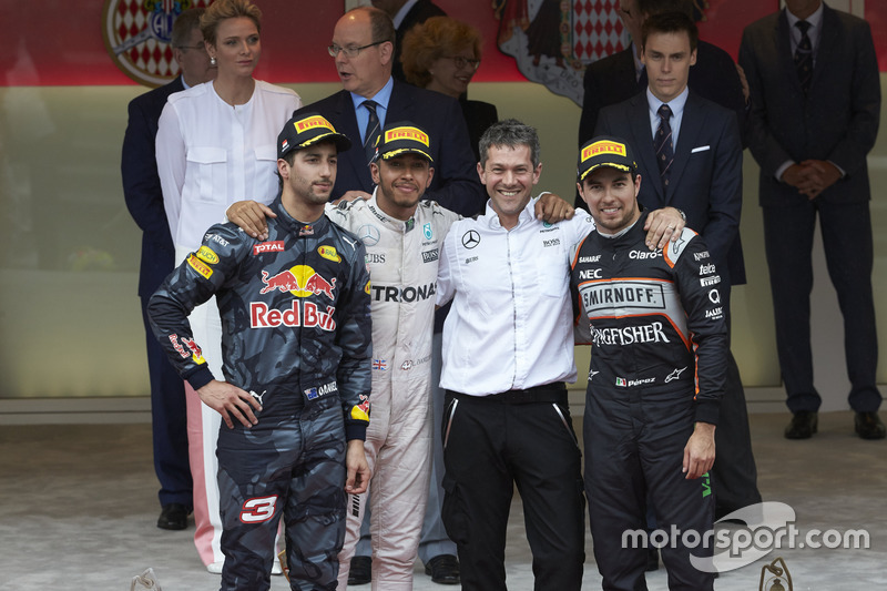 Podium : Daniel Ricciardo, Red Bull Racing, second ; Lewis Hamilton, Mercedes AMG F1, vainqueur ; Sergio Perez, Sahara Force India F1, troisième avec Nathan Davey, Mercedes AMG F1