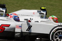 Romain Grosjean, Haas F1 Team VF-16, et son équipier Esteban Gutiérrez, Haas F1 Team VF-16, à la lutte pour une position