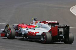 Esteban Gutierrez, Haas F1 Team VF-16; Kimi Räikkönen, Ferrari SF16-H