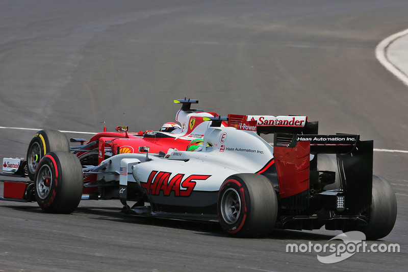 Esteban Gutierrez, Haas F1 Team VF-16 y Kimi Raikkonen, Ferrari SF16-H