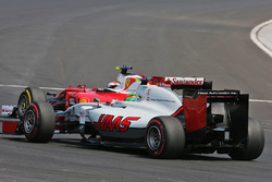 Esteban Gutierrez, Haas F1 Team VF-16 et Kimi Raikkonen, Ferrari SF16-H