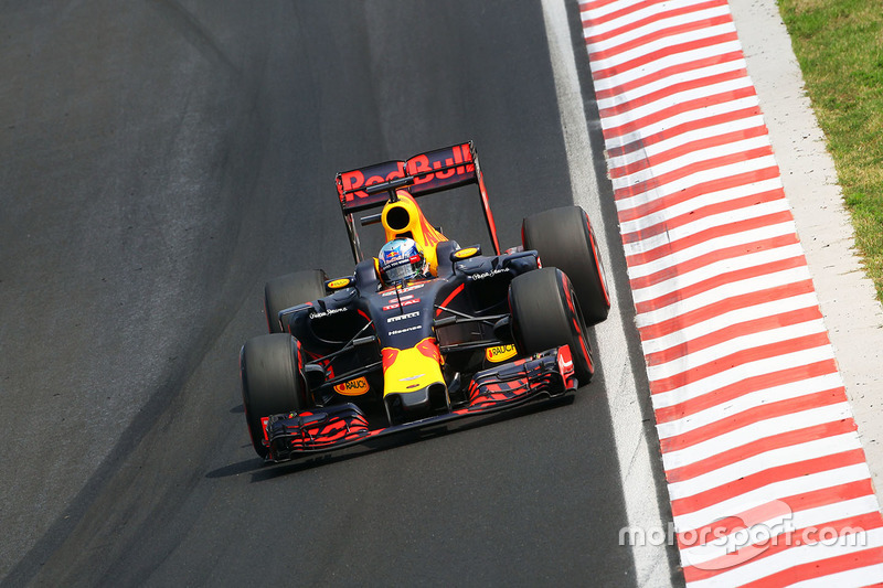 Após ser superado pela primeira vez por um companheiro de equipe em 2016, Daniel Ricciardo superou Max Verstappen e larga em terceiro.