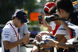 Felipe Massa, Williams Martini Racing, signe des autographes