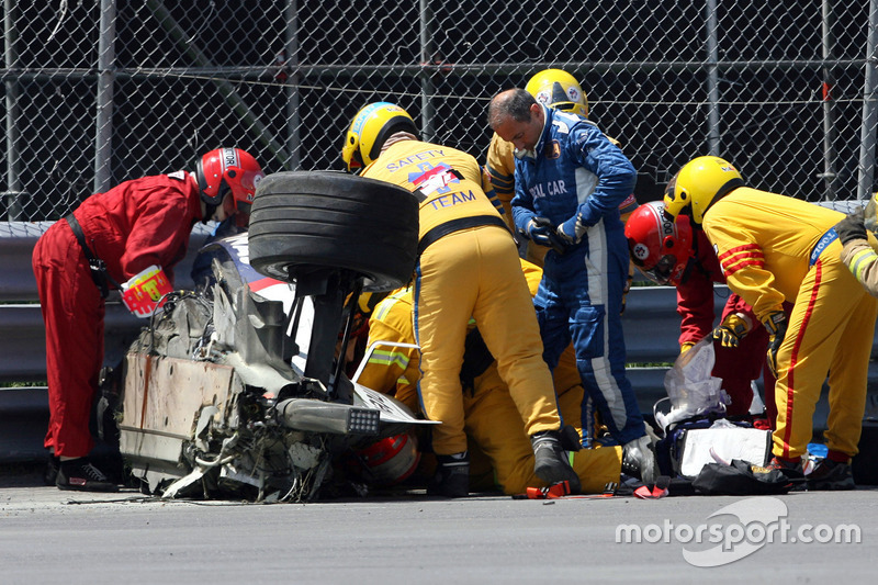 Robert Kubica, BMW Sauber F1 Team, F1.07, crashed heavily during the race