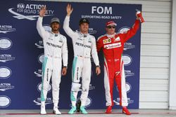 Qualifying top three in parc ferme (L to R): second place Lewis Hamilton, Mercedes AMG F1; Polesitte