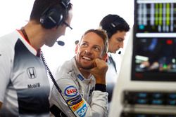 Jenson Button, McLaren talks parla con gli ingegneri nel box