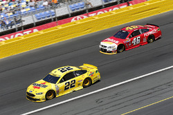 Joey Logano, Team Penske Ford, Michael Annett, HScott Motorsports Chevrolet