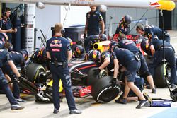 Daniel Ricciardo, Red Bull Racing RB12 fa un pit stop