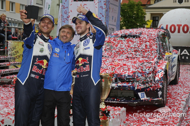I vincitori Andreas Mikkelsen, Anders Jäger, Volkswagen Polo WRC, Volkswagen Motorsport con Jost Capito, Direttore Volkswagen Motorsport