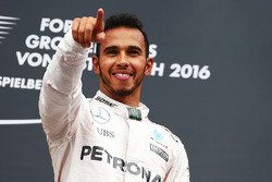 Sieger Lewis Hamilton, Mercedes AMG F1 feiert auf dem Podium