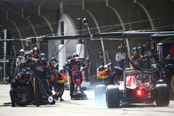 Carlos Sainz Jr., Scuderia Toro Rosso STR11 pit stop