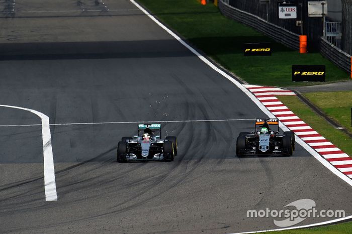 Lewis Hamilton, Mercedes AMG F1 Team W07 y Nico Hulkenberg, Sahara Force India F1 VJM09