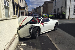 Pasgetrouwd stel crasht Ferrari 458