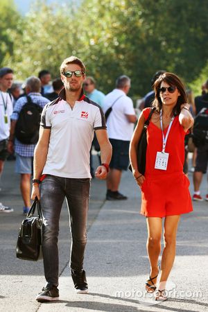 (L n. R): Romain Grosjean, Haas F1 Team mit seiner Frau Marion Jolles Grosjean, TF1 TV Moderatorin