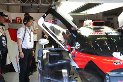 ガレージで作業を受ける5号車トヨタTS050ハイブリッドと村田久武パワーユニット開発部長